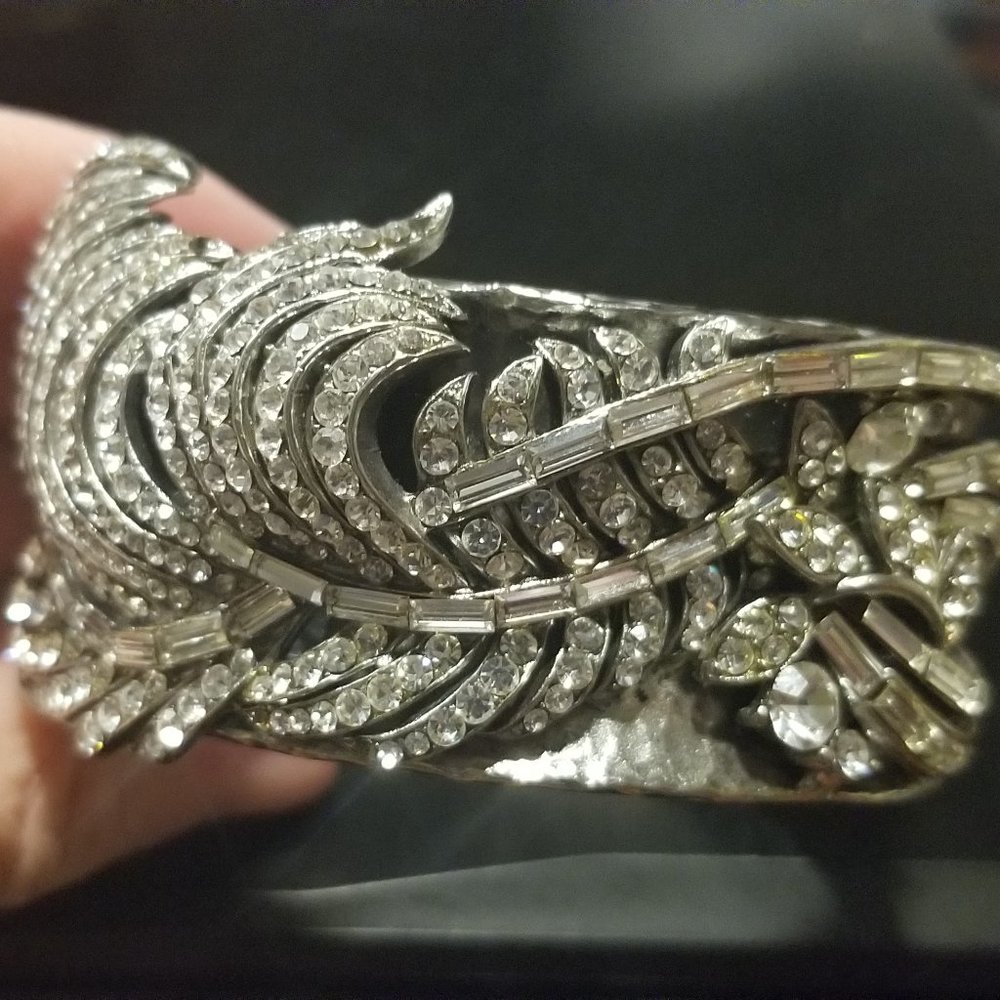 RARE STATEMENT VINTAGE JOSE MARIA BARRERA FEATHER Crystal SILVER BRACELET BANGLE